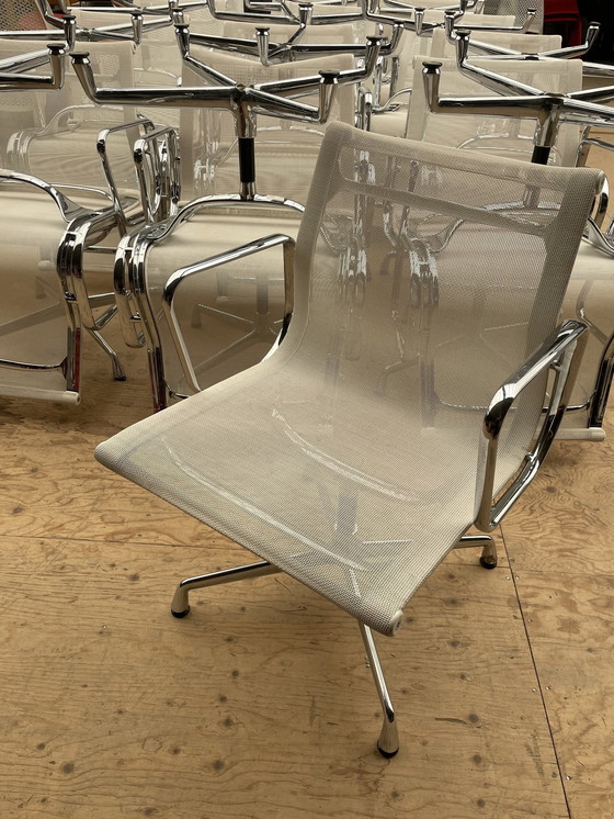 Image 1 of Vitra Eames Ea108 Wit Netweave/Chroom