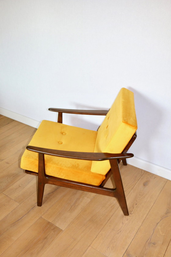 Image 1 of Mid Century Joegoslavische fauteuil in goudgeel - set van 2 fauteuils