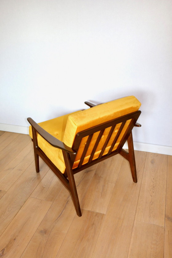 Image 1 of Mid Century Joegoslavische fauteuil in goudgeel - set van 2 fauteuils