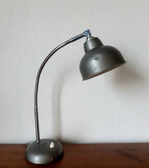 Grijze industriële bureaulamp