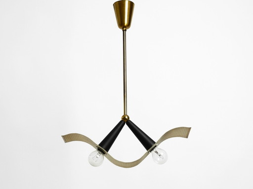 Originele Mid Century messing plafond kegel lamp met een gebogen geperforeerd blad lampenkap