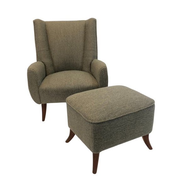 Image 1 of Vintage fauteuil met voetenbank in hout en bekleed met bouclé stof van Osvaldo Borsani, Italië 1950