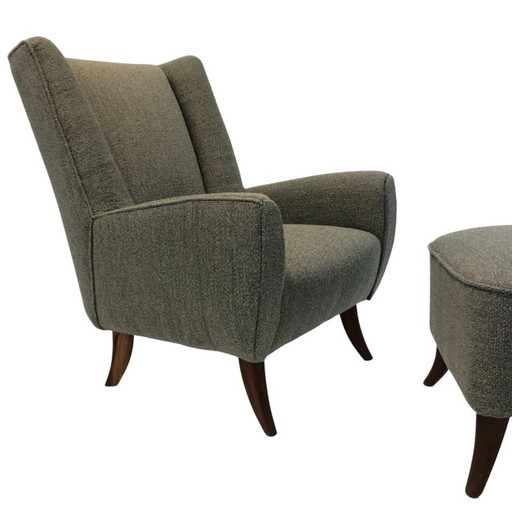 Vintage fauteuil met voetenbank in hout en bekleed met bouclé stof van Osvaldo Borsani, Italië 1950