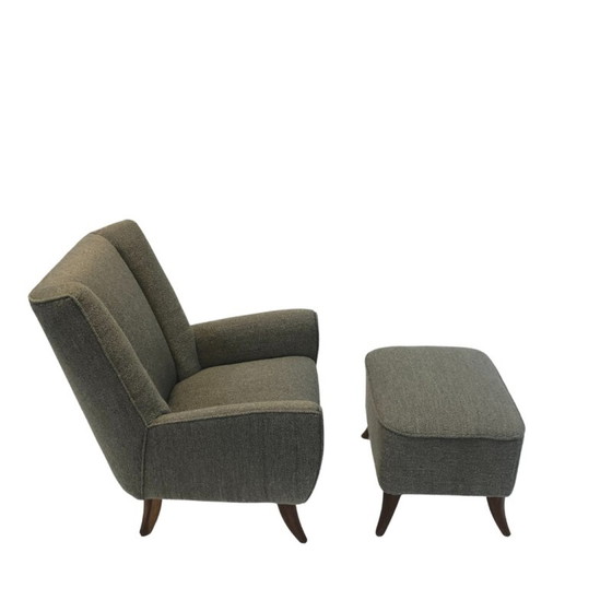Image 1 of Vintage fauteuil met voetenbank in hout en bekleed met bouclé stof van Osvaldo Borsani, Italië 1950