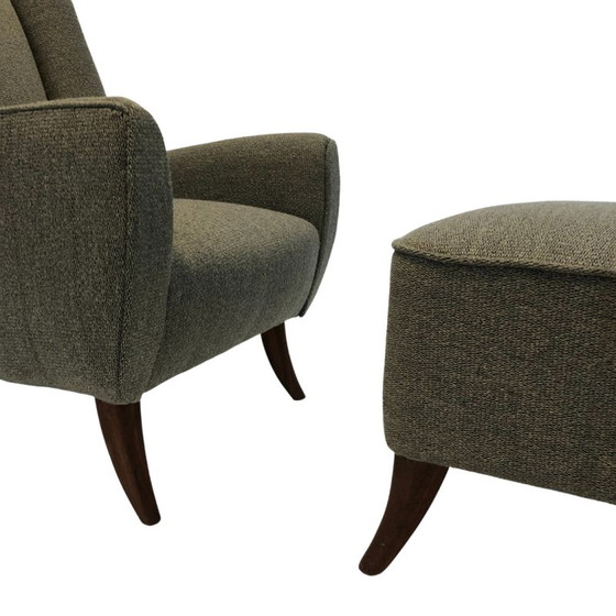 Image 1 of Vintage fauteuil met voetenbank in hout en bekleed met bouclé stof van Osvaldo Borsani, Italië 1950