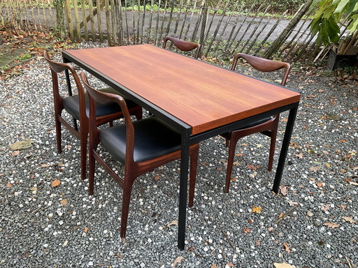 Cees Braakman Tu 11 Tafel  4 X Kai Lynfeldt Larsen Stoelen