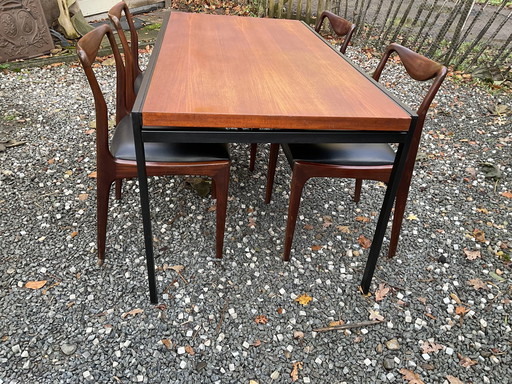 Cees Braakman Tu 11 Tafel  4 X Kai Lynfeldt Larsen Stoelen