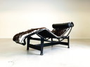 Vintage Lc4 ligstoel Cassina Le Corbusier koeienhuid