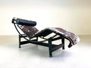 Vintage Lc4 ligstoel Cassina Le Corbusier koeienhuid