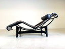 Vintage Lc4 ligstoel Cassina Le Corbusier koeienhuid