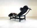 Vintage Lc4 ligstoel Cassina Le Corbusier koeienhuid