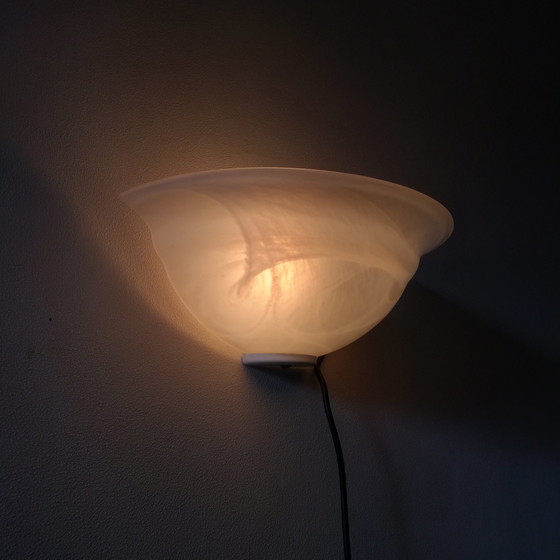 Image 1 of Melkglas Halve Klok Wandlamp