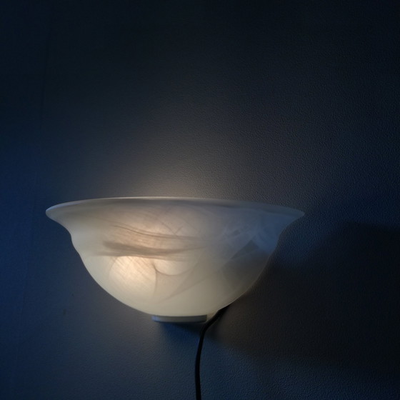 Image 1 of Melkglas Halve Klok Wandlamp