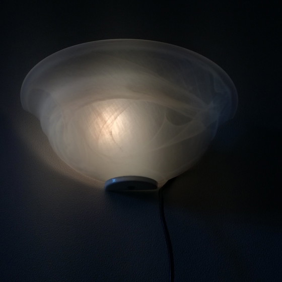 Image 1 of Melkglas Halve Klok Wandlamp