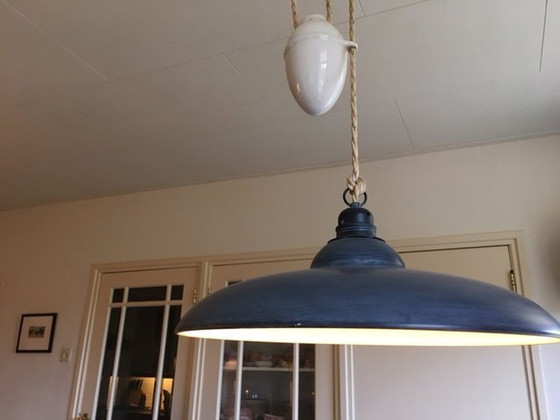 Image 1 of Hanglamp Met Porseleinen Rozet En Contra Gewicht.