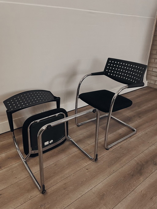 2 x Vitra eetkamerstoelen visavis