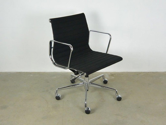 Image 1 of Vitra EA 117 Bureaustoel Charles & Ray Eames