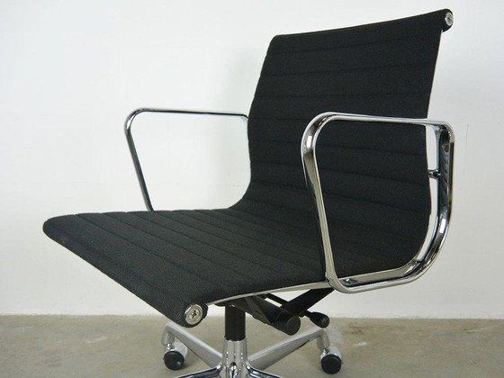 Image 1 of Vitra EA 117 Bureaustoel Charles & Ray Eames