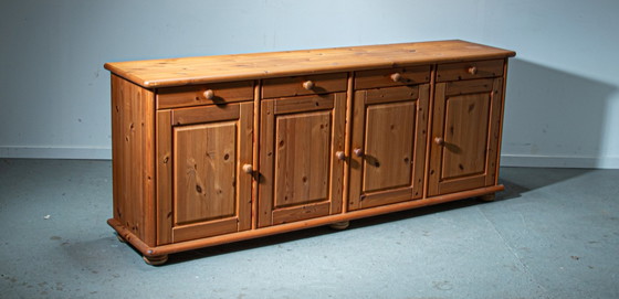 Image 1 of Deens grenen dressoir uit de jaren 1980