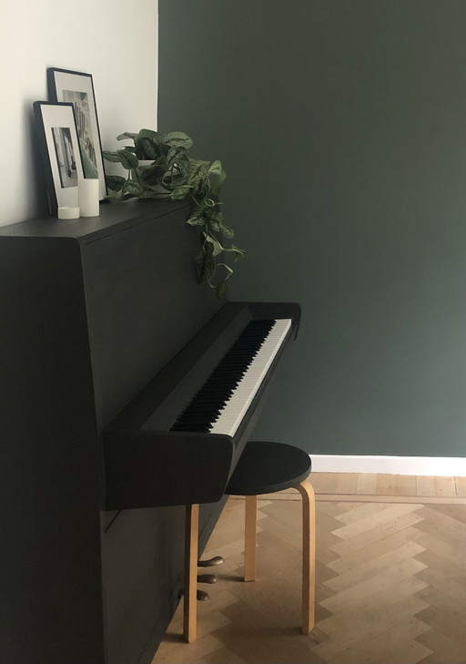 Zwart geschilderde piano