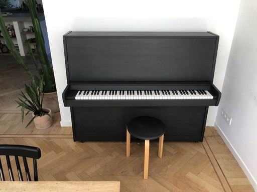 Zwart geschilderde piano