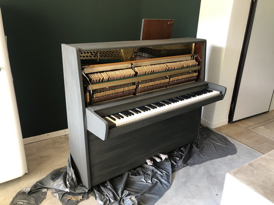 Image 1 of Zwart geschilderde piano