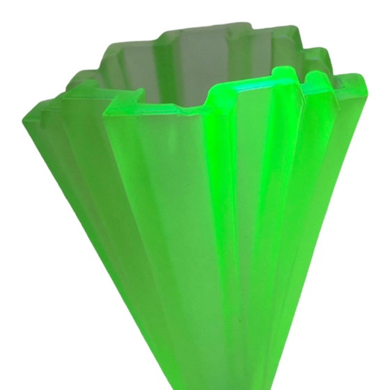 Image 1 of Art deco - Bagley Green - Uranium Glas - Set van drie 'Grantham' vazen gemonteerd op transparante voet