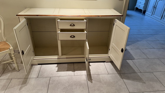 Image 1 of Elegant en functioneel dressoir in landelijke stijl met decoratieve stoel