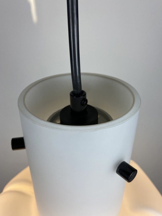 Image 1 of Witte bloemvormige matglazen hanglamp van Glashütte Limburg