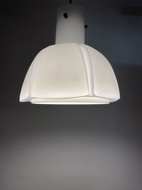 Image 1 of Witte bloemvormige matglazen hanglamp van Glashütte Limburg