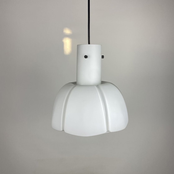 Image 1 of Witte bloemvormige matglazen hanglamp van Glashütte Limburg