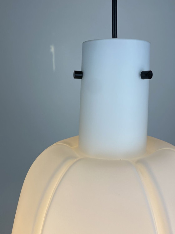 Image 1 of Witte bloemvormige matglazen hanglamp van Glashütte Limburg