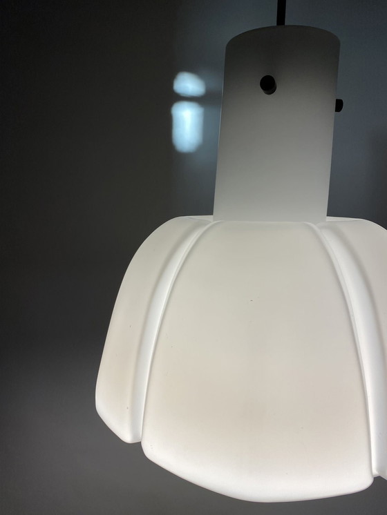 Image 1 of Witte bloemvormige matglazen hanglamp van Glashütte Limburg