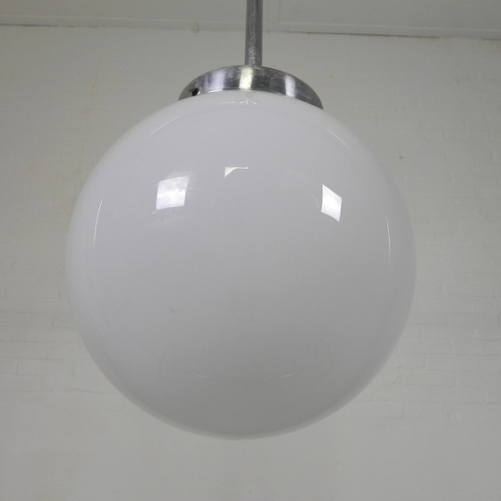 Image 1 of Oude Schoollamp Met Glazen Bol In Opaalglas, Jaren 30