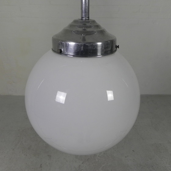 Image 1 of Oude Schoollamp Met Glazen Bol In Opaalglas, Jaren 30