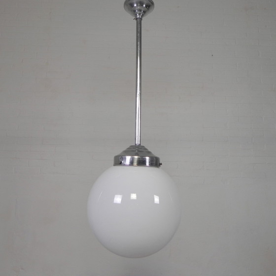 Image 1 of Oude Schoollamp Met Glazen Bol In Opaalglas, Jaren 30