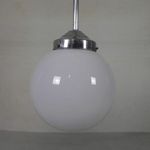 Oude Schoollamp Met Glazen Bol In Opaalglas, Jaren 30