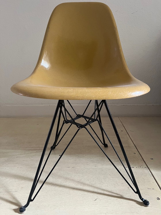 Image 1 of 4X Originele Eames Voor Herman Miller Fiberglass Dsr Bijzetstoel Oker Licht Met (Nieuw) Zwart Eiffeltoren Onderstel.