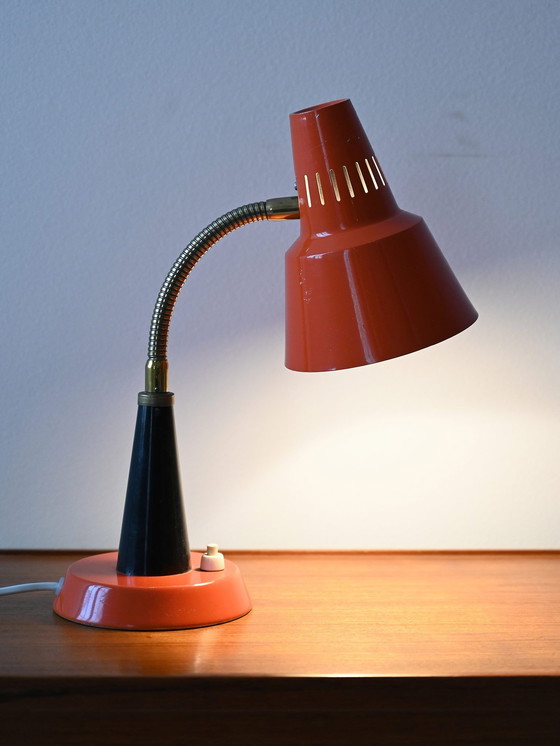 Image 1 of Vintage 1960S Oranje Tafellamp | Retro Metalen Bureaulamp Met Verstelbare Messing Arm | Mid Century Modern Ontwerp