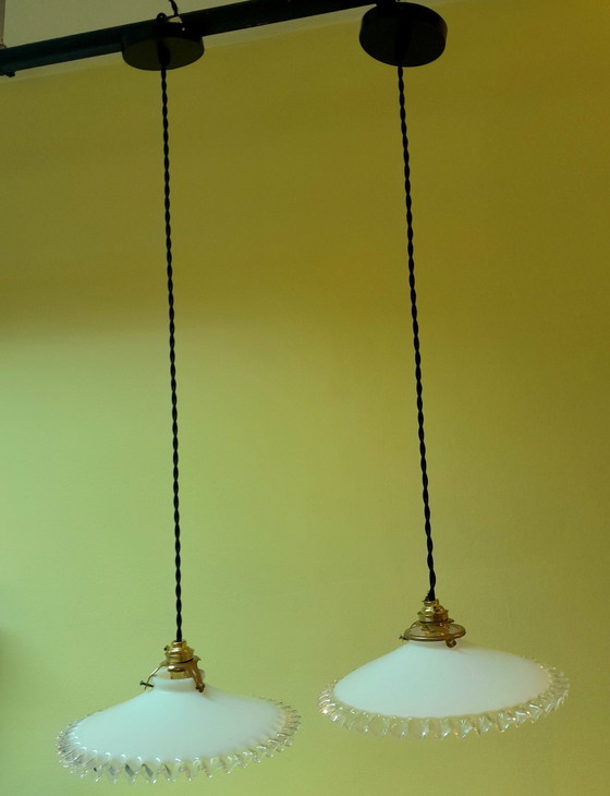 Image 1 of 2X Vintage Opaline Hangende Armaturen in reliëf