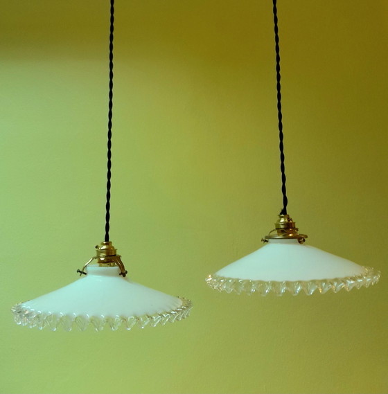 Image 1 of 2X Vintage Opaline Hangende Armaturen in reliëf