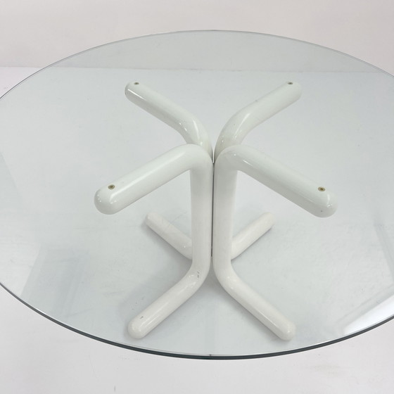 Image 1 of Witte mollige eettafel met glazen blad, 1980S