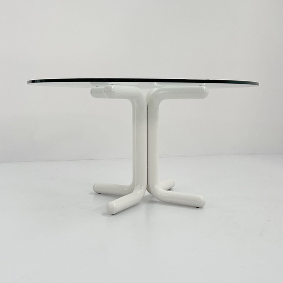 Image 1 of Witte mollige eettafel met glazen blad, 1980S