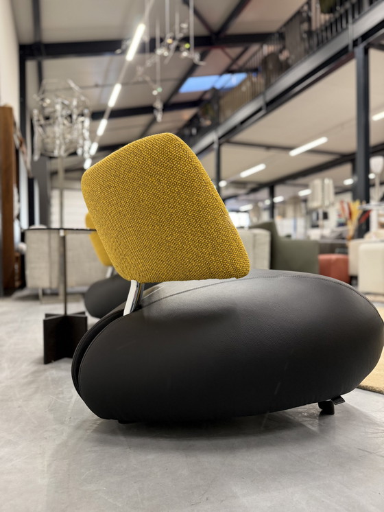 Image 1 of 2 Leolux Pallone Fauteuil Zwart Leer Geel Stof