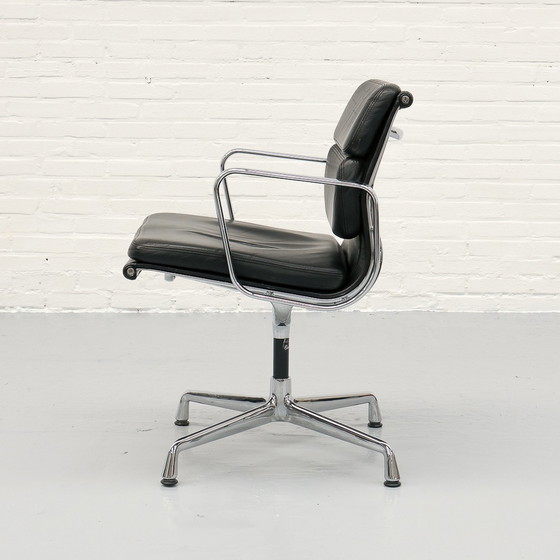 Image 1 of Eames Soft Pad Ea 207 Stoel Vitra