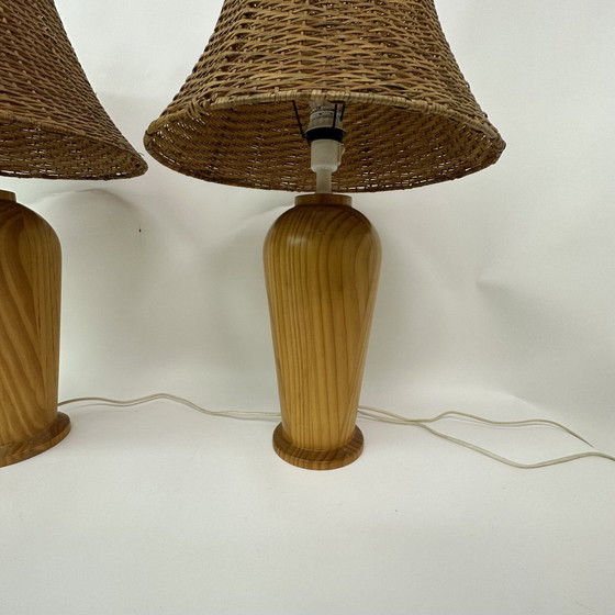 Image 1 of 2x Vintage Ikea massief houten tafellampen met rotan kap, jaren 1980