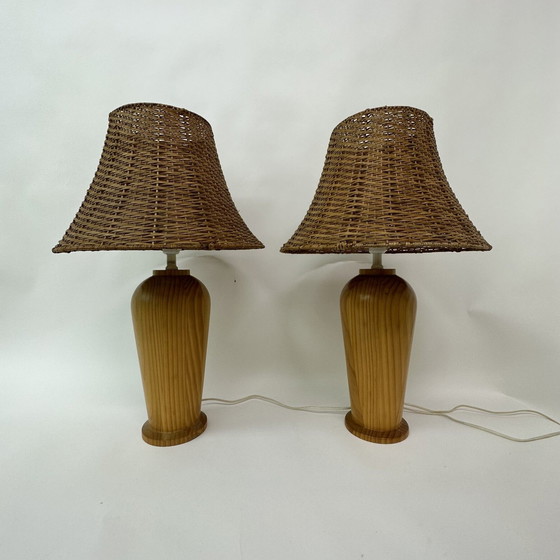 Image 1 of 2x Vintage Ikea massief houten tafellampen met rotan kap, jaren 1980