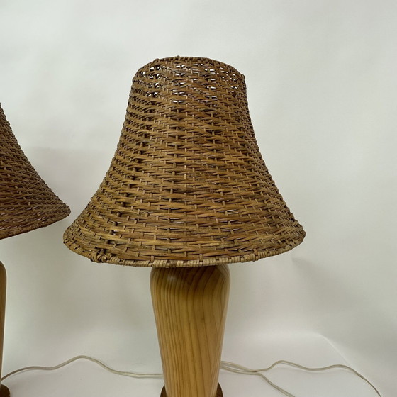 Image 1 of 2x Vintage Ikea massief houten tafellampen met rotan kap, jaren 1980