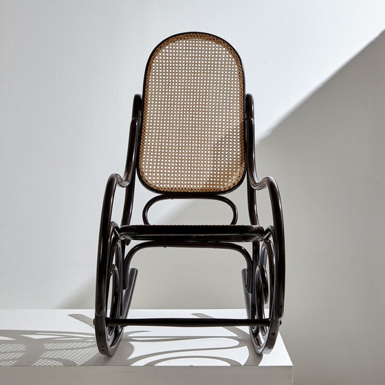 Image 1 of Vintage 'Model 825' schommelstoel in hout en riet van Michael Thonet, 1900