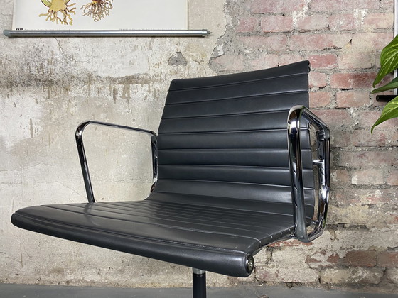 Image 1 of Vitra Aluminium Stoel EA 108 van Charles & Ray Eames